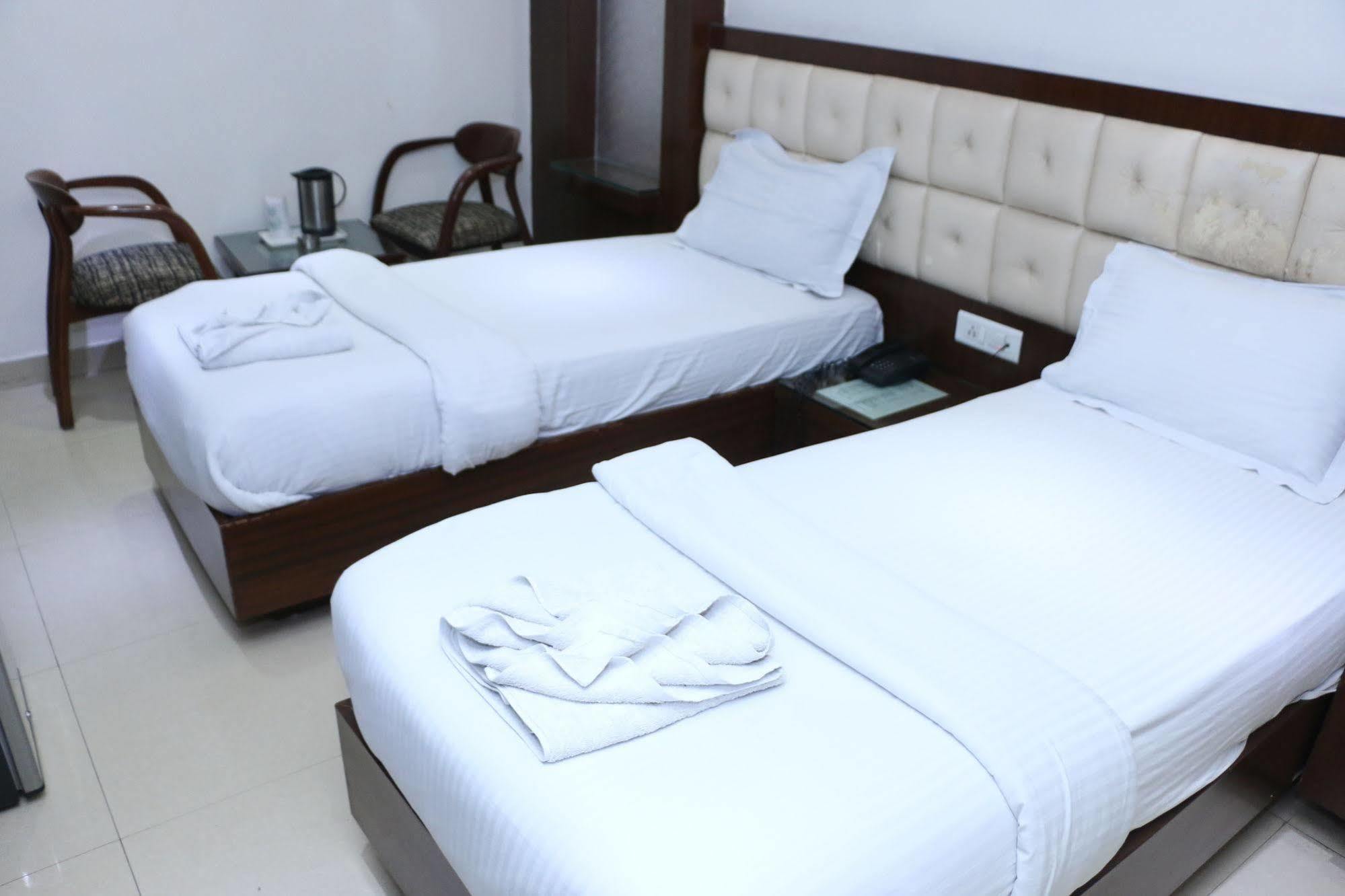 Hotel High 5 Land Delhi Kültér fotó